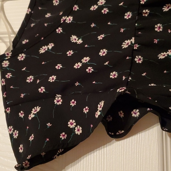 Forever 21 Black Floral Ruffled Sleeve Top Size Small - Picture 3 of 8